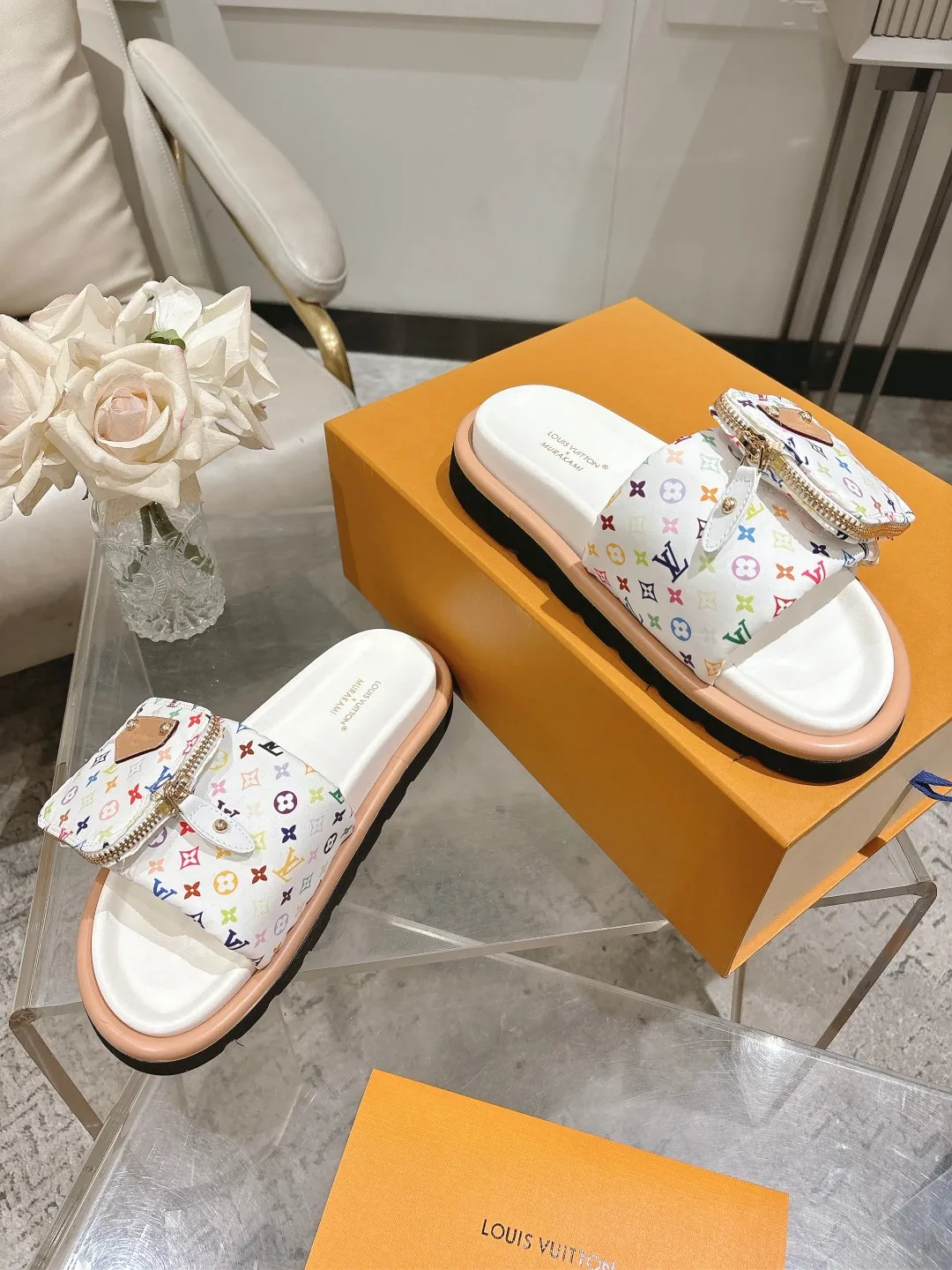 👟👟Ex-factory price 400👟👟 Lvjia brand | ²⁰²5 𝐬𝐬 💛2025 early spring’s latest popular Velcro series...thick-soled slippers for couples, new rare items purchased on behalf of agents💫 🍒This style is the favorite of celebrities🌟big internet celebrities. A simple and elegant sandal. A good style that you can’t take your eyes off at first sight! The thick sole has the effect of increasing the height of the feet. It has the function of elongating the legs immediately. It is exquisite and low-key luxury✔️ No matter it is paired with skirts or trousers, it is super aura🛍 ━━━━━ ЅᏇєєt ━━━━━ ▪️Upper: LV old floral fabric ▪️Outsole: original molded outsole ▪️Shoe size: 35-45